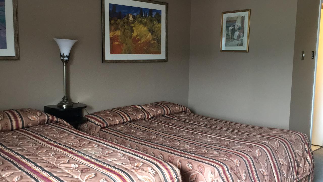 Merritt Desert Inn Экстерьер фото